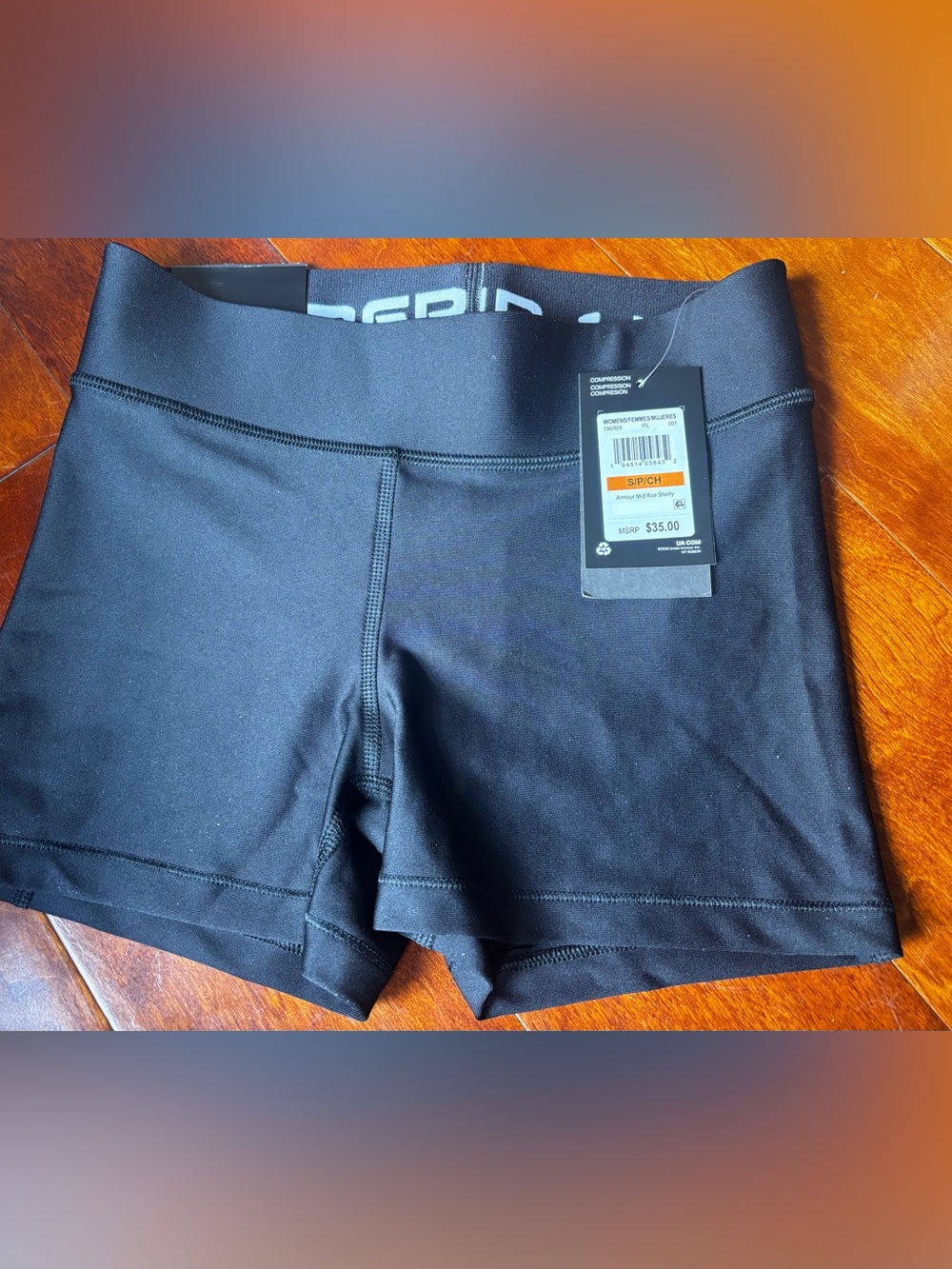 NWT under Armour midrise compression Shorty short  black size S  run gym workout